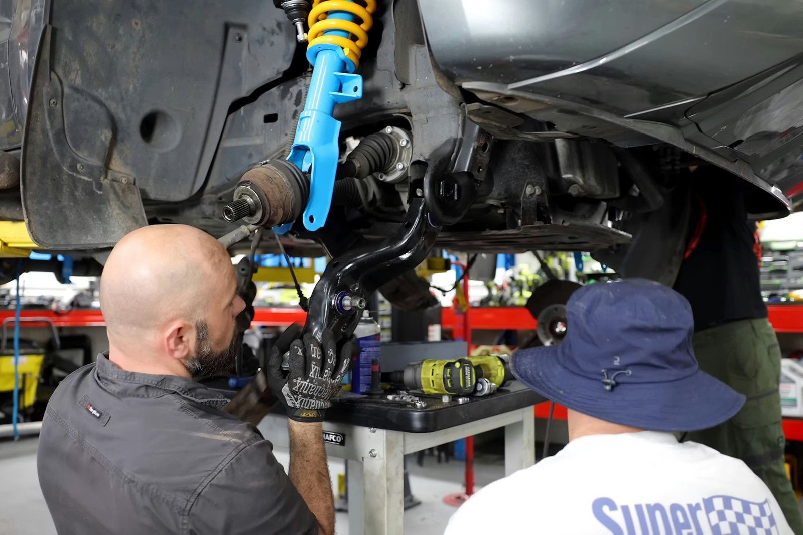 Auto in einer Werkstatt