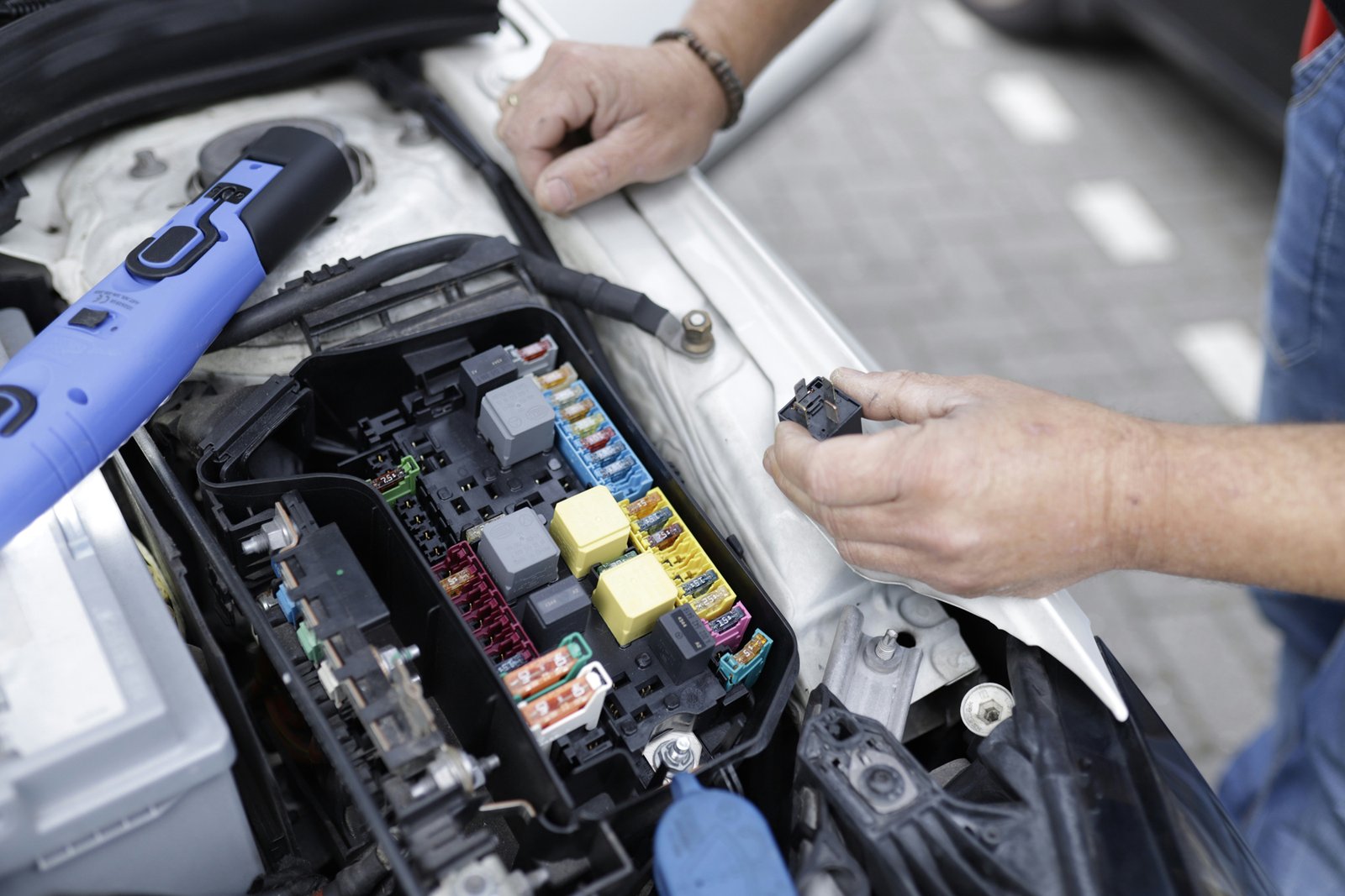 Überprüfung von Bauteilen im Motorraum