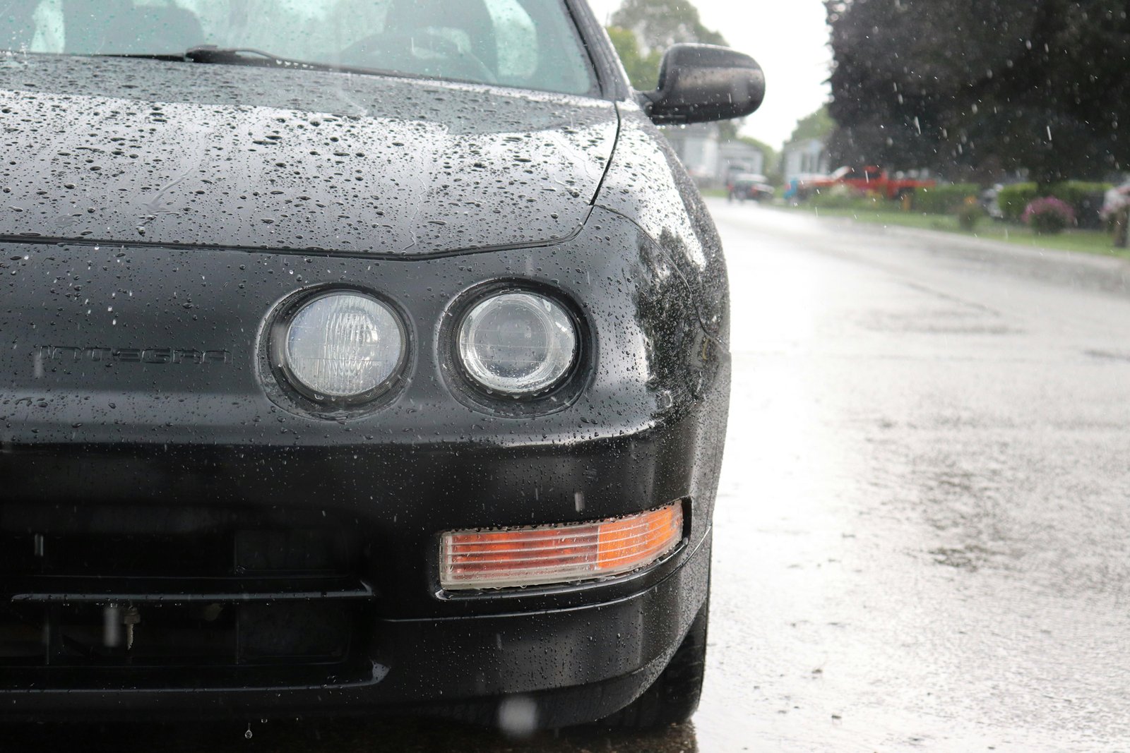 Nasser Motorraum bei einem Auto