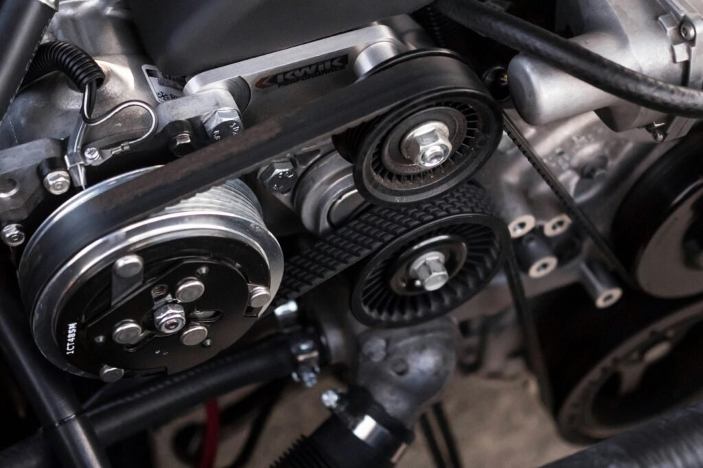 Motorraum mit Riemen im Auto