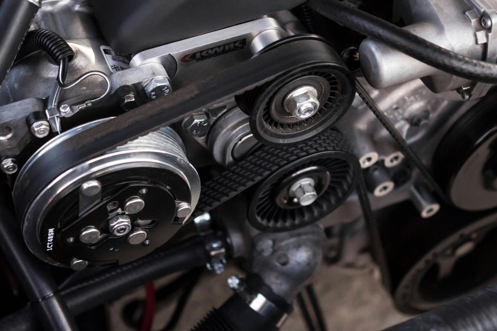 Motorraum mit Riemen im Auto