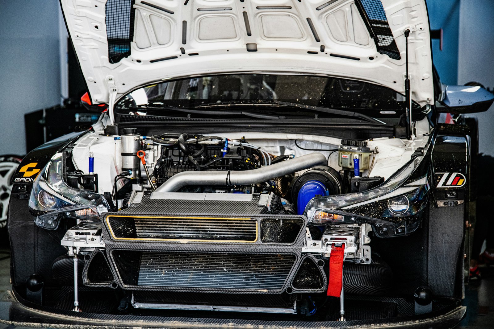 Reparatur eines Motors in der Werkstatt