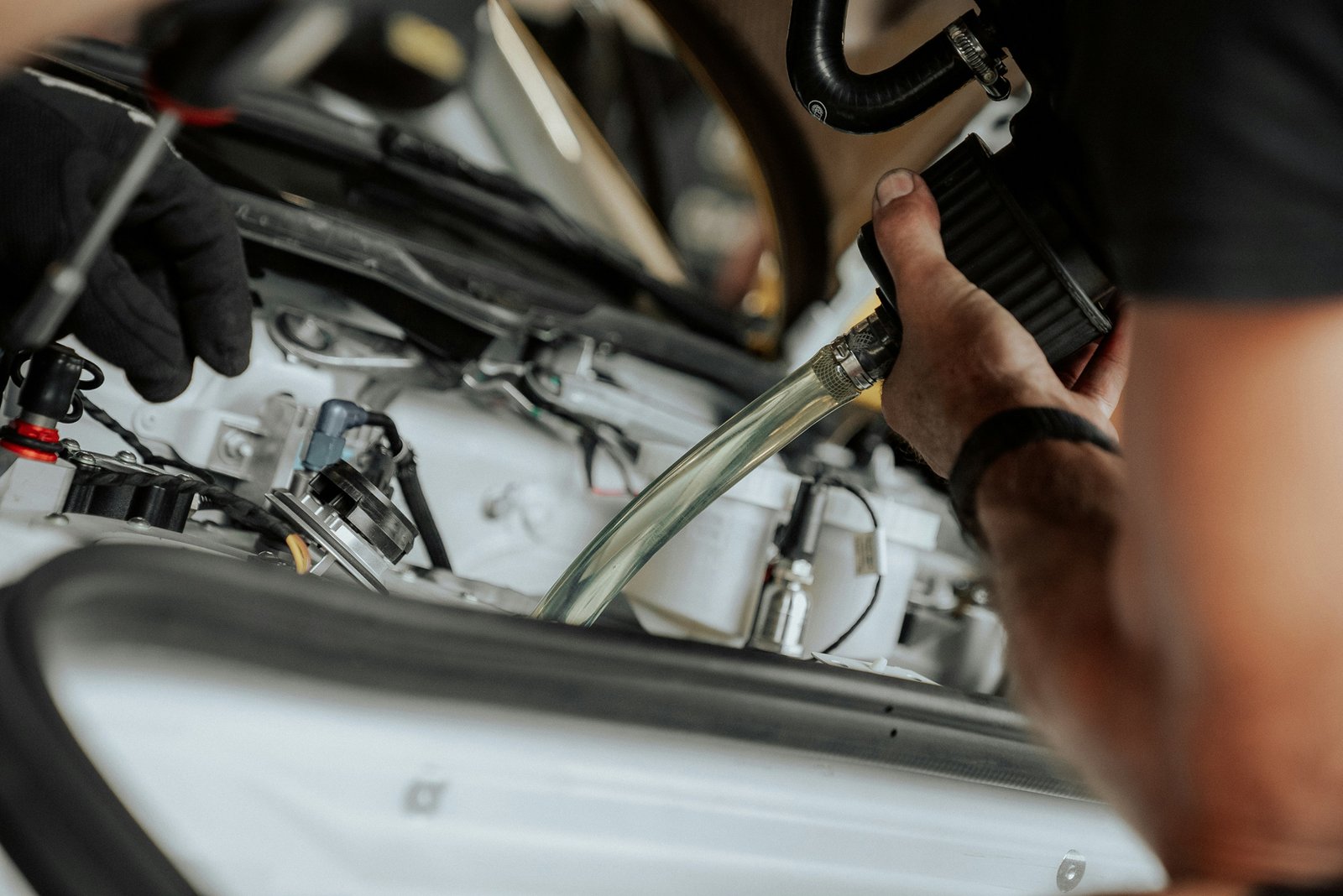 Motorprüfung im Auto